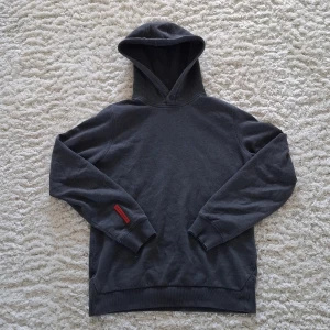 The Mountain Studio Hoodie  - En mycket stilig och varm hoodie från The Mountain Studio i storlek XS! Använd ett fåtal gånger men skulle klassas som ny enligt mig.