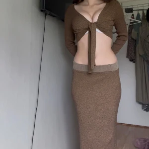 Set - Säljer en brun ribbad långkjol med en top från NA-KD, väldigt bra skick har använt ett par gånger.