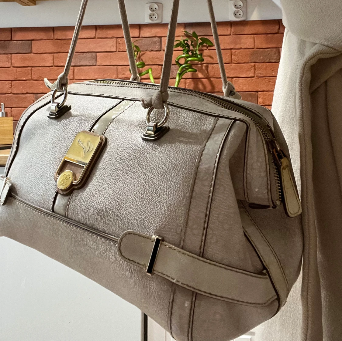 Vit handväska från Guess - 3