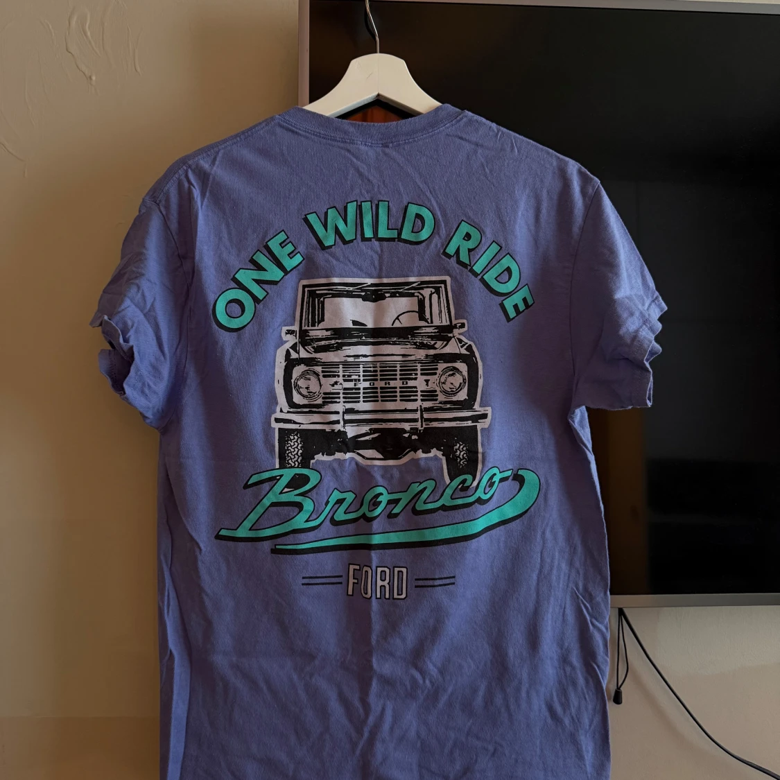 Ljuslila Ford Bronco t-shirt
