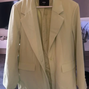 Grön kavaj  - Grön kavaj från bikbok använd 1 gång mycket mer ljusgrön i verkligheten strl XS/S