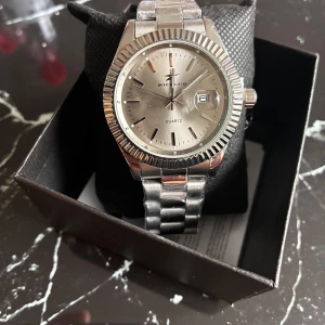 Den som e ute efter något extra - Passar perfekt till casual och finare avenemang, passform kan lösas vid intresse, frågor hör gärna av dig.