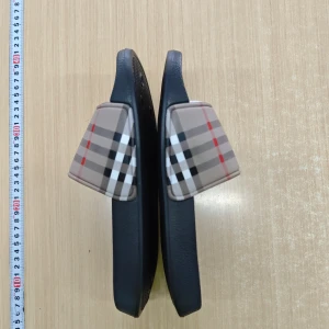 Burberry tofflor  - Helt nya burberry tofflor 