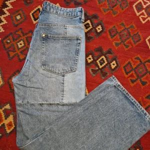 Loose straight jeans från H&M - Blå jeans från H&M:s Recycled Denim Collection med loose straight passform. Klassisk femficksmodell med ljusare partier och raka ben. Perfekta för en avslappnad stil.