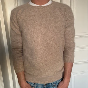 Beige Kashmir tröja - 100% Kashmir tröja, helt ny. Säljer pga den är liten u storleken, storlek M men mer som S. Bara höra av sig vid funderingar.🙌🏻