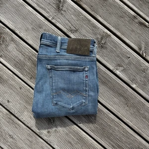 Replay Jondrill blå jeans slim fit - Snygga ljusblå jeans från Replay med klassisk femficksdesign och raka ben. Jeansen har ett Replay-märke i skinn på bakfickan och coola broderade detaljer. Tillverkade i mjukt bomullsjeansmaterial som sitter skönt hela dagen. Kom gärna med frågor!🙌 W33 L32
