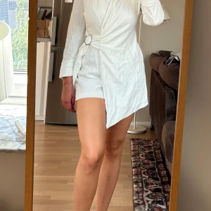 Kavajklänning / Bröllop/ Fest - Använd vid två tillfällen. Gått upp i vikt så säljer den. från Zara  Behöver steamas/ strykas. 