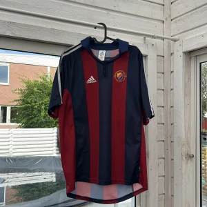 Sällsynt Djurgårdens IF matchtröja - Säljer nu denna otroligt fina matchtröjan i storlek M från Djurgårdens IF som användes som bortatröja under åren 2002-2003, otroligt fint skick med tanke på dess ålder. Tveka inte på att höra av dig om du har några funderingar!