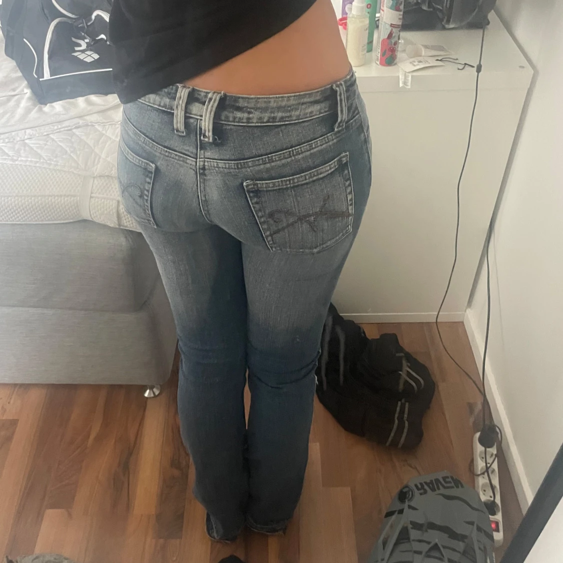 Lågmidjade slitna jeans - 3