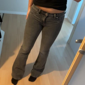 Grå bootcut jeans från H&M - Snygga grå jeans från H&M. Modellen har bootcut o low rise. Har aldrig använt dem så dem e helt oanvänd. Storlek 34 men funkar för en 36 också 