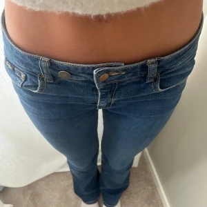 Lågmidjad jeans - Säljer dessa lågmidjade bootcut jeansen då jag har så många💕 har lagt till en ”knapp” för att de va för stora för mig! skriv för fler bilder💕 