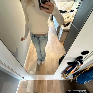 Beige stickad tröja från Zara - Säljer en beige stickad tröja från Zara i storlek S. Tröjan har lång ärm med snygga knappar vid ärmslutet och en rund halsringning. Modellen är normal i passningen och passar perfekt till jeans. Enkel och stilren design som är lätt att matcha. Andvänt mycket men den är ändå i bra skick!!