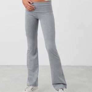 Grå yoga pants - Snygga yoga pants med låg midja. Bara använda några gånger.