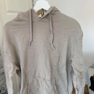 Beige hoodie från Cubus i  medium - Säljer en beige hoodie från Cubus i storlek medium. Tröjan har huva med snörning, känguruficka framtill och långa ärmar. Mjuk och skön bomullskänsla, perfekt för chill dagar. Enkel och stilren design utan mönster eller tryck.