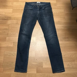 Acne Studios jeans  - Snygga mörkblå jeans från Acne Studios med klassisk femficksdesign och slim fit. Jeansen har en normal passform och är tillverkade i mjukt denimtyg som sitter skönt. Perfekta för dig som gillar stilrena och tidlösa jeans med cool tvätt.