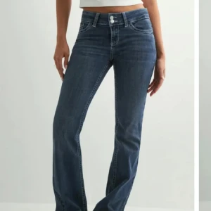 Blå bootcut jeans  - Snygga trendiga blå jeans med bootcut passform. Bra skick. Lite korta på mig som är 174🤗