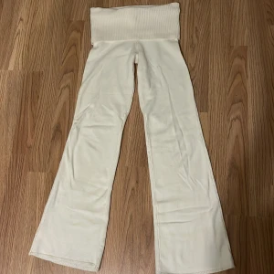 Vita stickade byxor från Gina Tricot i stl xs - Säljer ett par vita stickade byxor från Gina Tricot i storlek XS. Använt 1 gång så är i utmärkt skick. Skicka till mig för mer information💕