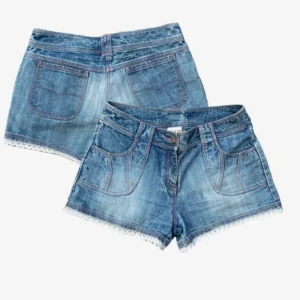 Vintage jeansshorts - Supersöta vintage jeansshorts med rosa söm och spetsdetaljer! Midjemått: 39cm, längd: 28cm. Kolla in min profil för fler plagg! 💙✨