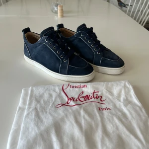 Christian Louboutin skor - Säljer nu mina riktigt feta Christian louboutins utan spikar. Skick 9/10 lite små defekter men inget man kan se när dem är på. Dem är sjävklart äkta och äkthetsbevis ingår i köp.2x dustbag ingår i köpet priset går att diskutera vid snabb affär👌