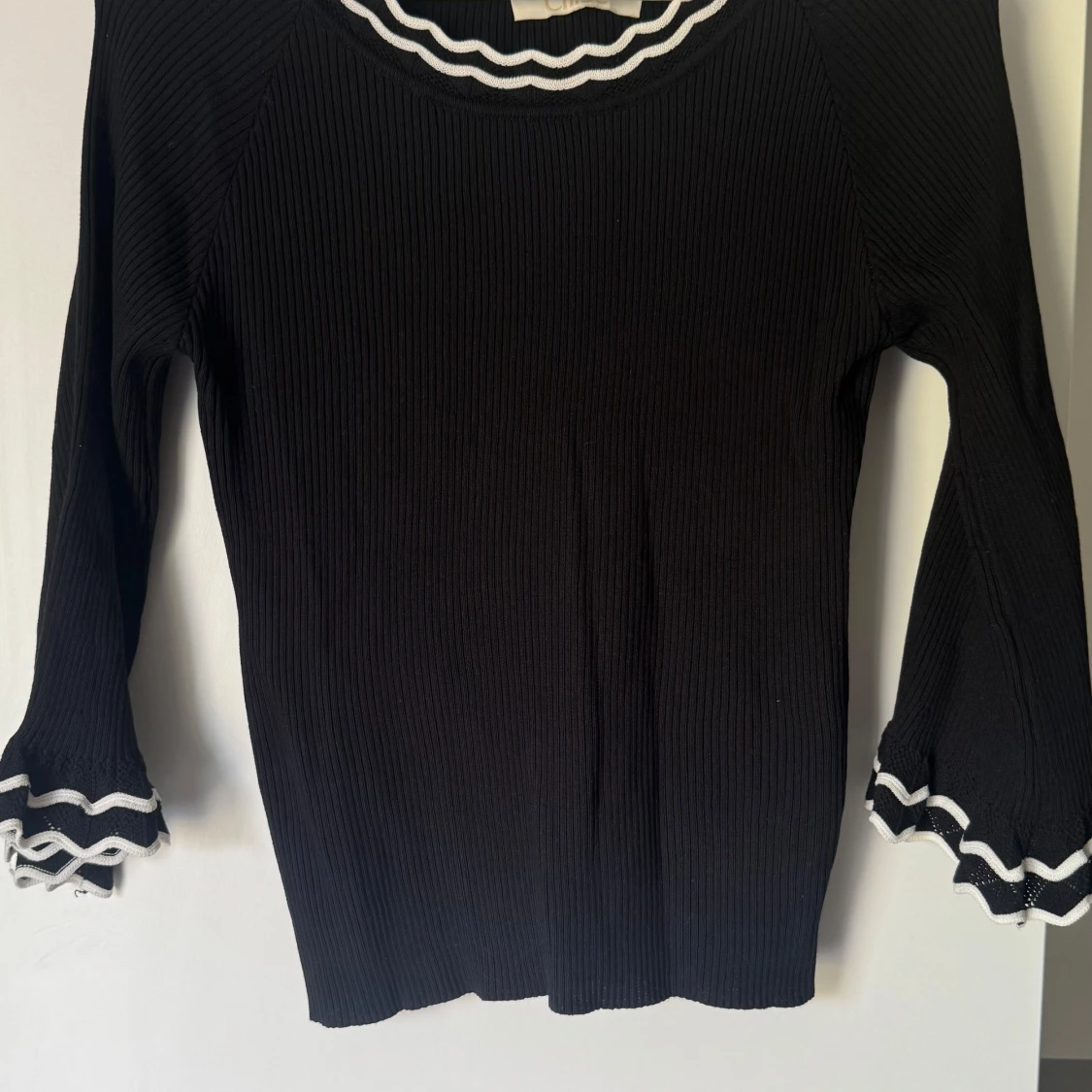 Svart ribbad topp med volang från Chloé - 2