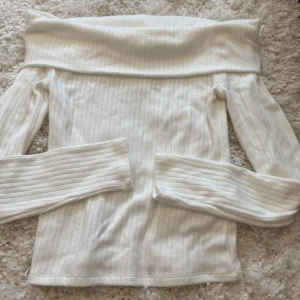 Offshoulder tröja💘 - Supersöt vit offshoulder tröja, köpt i Portugal för typ ett år sen. Aldrig använd, inte min stolek. Har inga som helst tecken på användning💗
