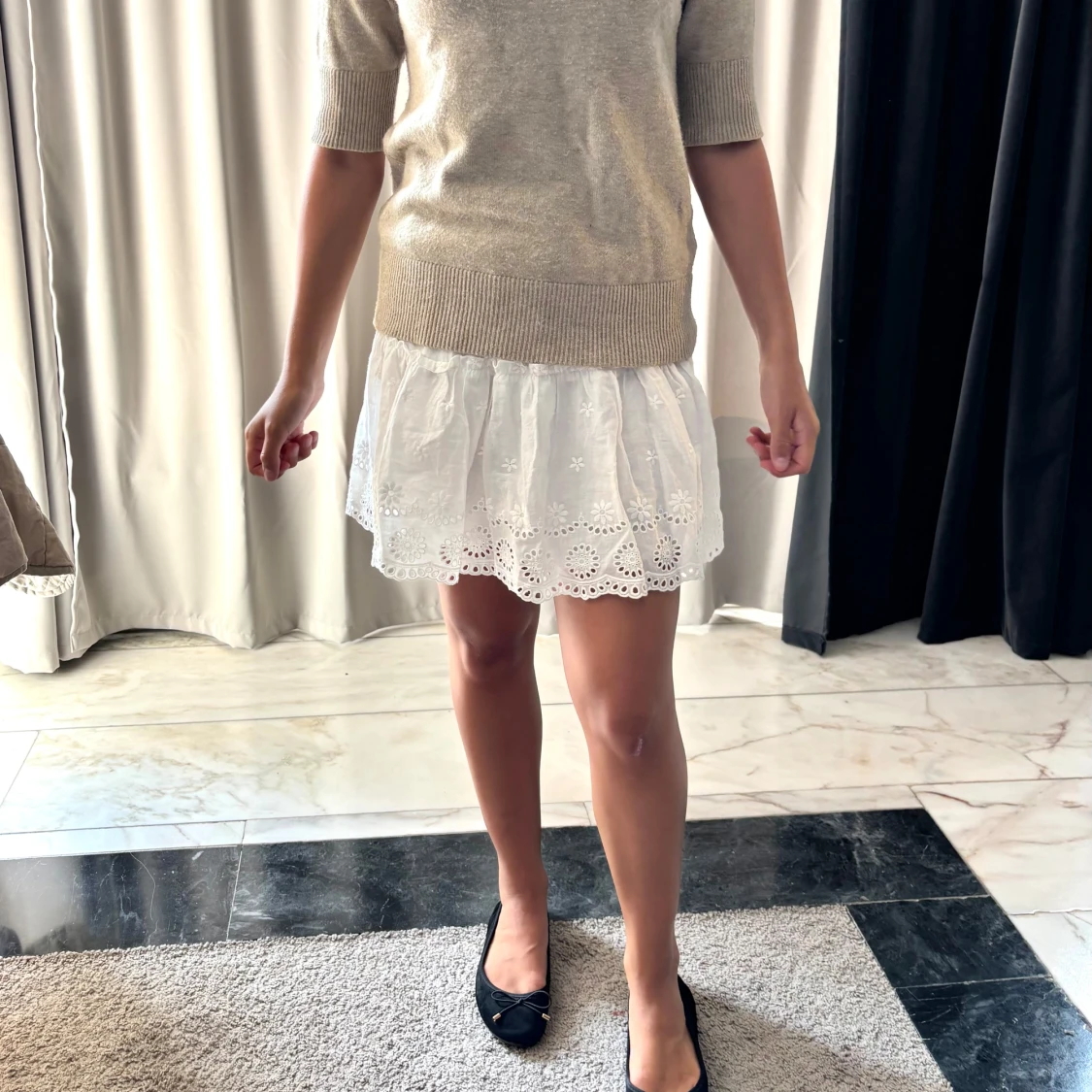 Vit volangkjol med broderade detaljer