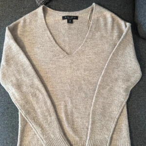 Beige v-ringad stickad tröja Amisu XS - Säljer beige stickad tröja från Amisu i storlek XS. Köpt för ganska länge sedan men är i gott skick. Säljer eftersom den inte kommer till användning💗