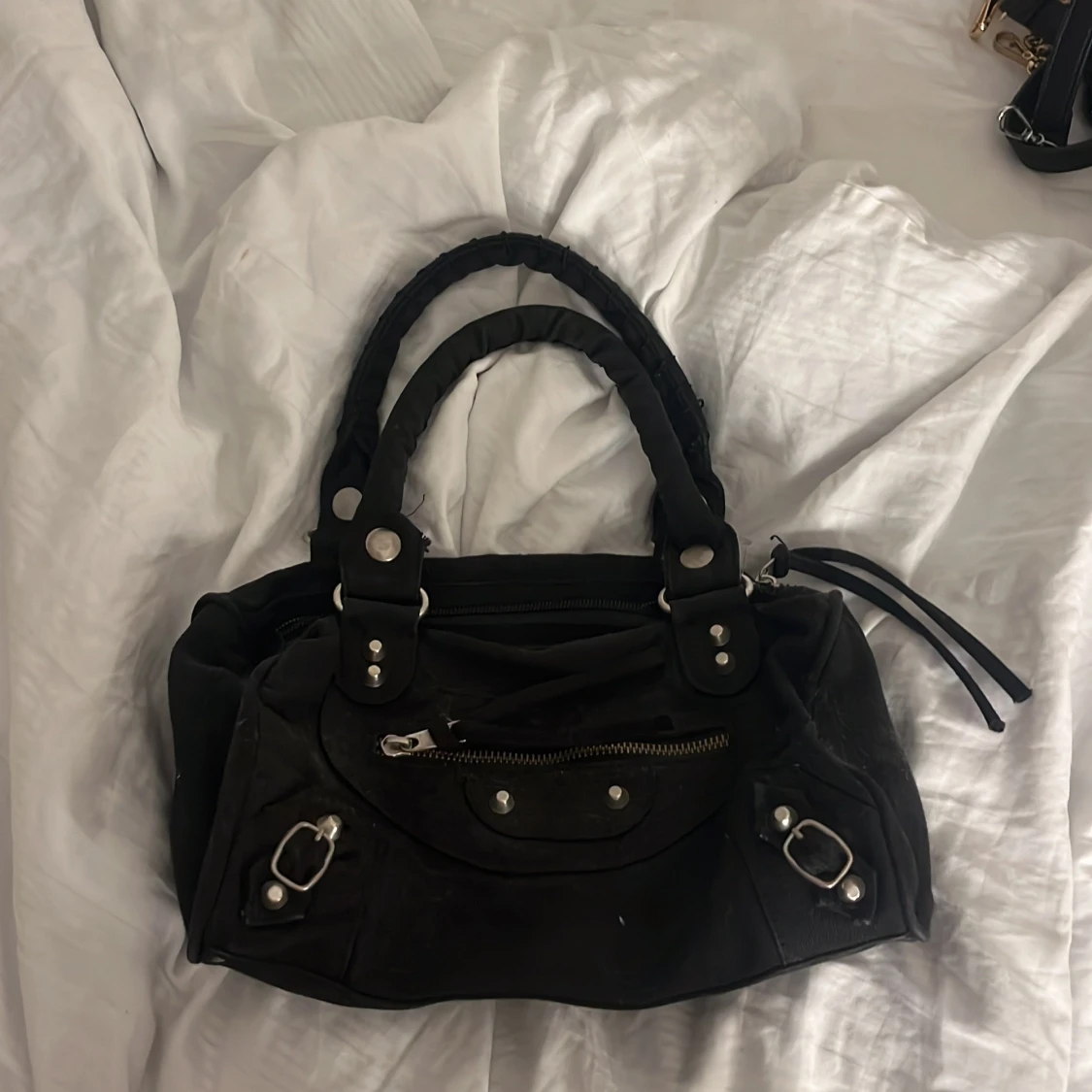 Svart handväska med silvriga detaljer - 2