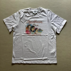 Casa blanca t-shirt - Väldigt fin Casablanca T-shirt som jag säljer. Oanvänd aldrig använd och den sitter bra. T-shirt som man behöver inför skolan.