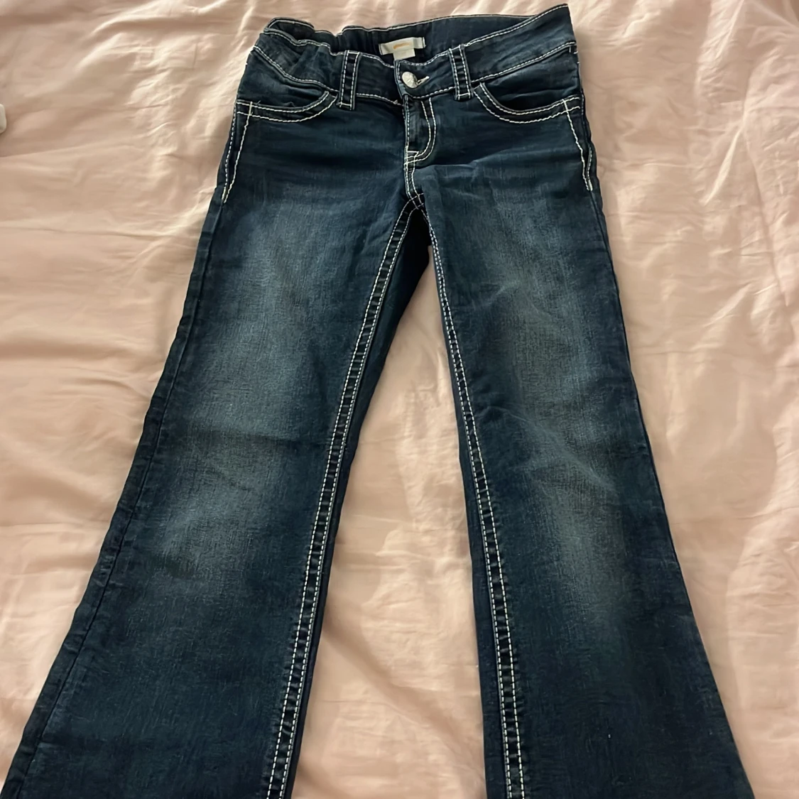Mörkblåa bootcut jeans💕 - 1