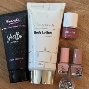 Nagellack-set med rosa toner - Säljer tre snygga nagellack i olika rosa nyanser från Golden Rose Ice Color och Lindex, perfekta för att skapa trendiga naglar. Medföljer även små dekorstenar för extra bling. Flaskorna har stilrena rosa och vita lock. Perfekt för dig som gillar att fixa naglarna hemma.