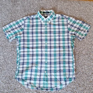 Rutig GANT kortärmad skjorta  - Rutig kortärmad skjorta från GANT i storlek M med en ficka på framsidan. Regular fit och skicket är helt okej bra då den är lite gammal men den har inga slitningar eller så. Skick: 7/10