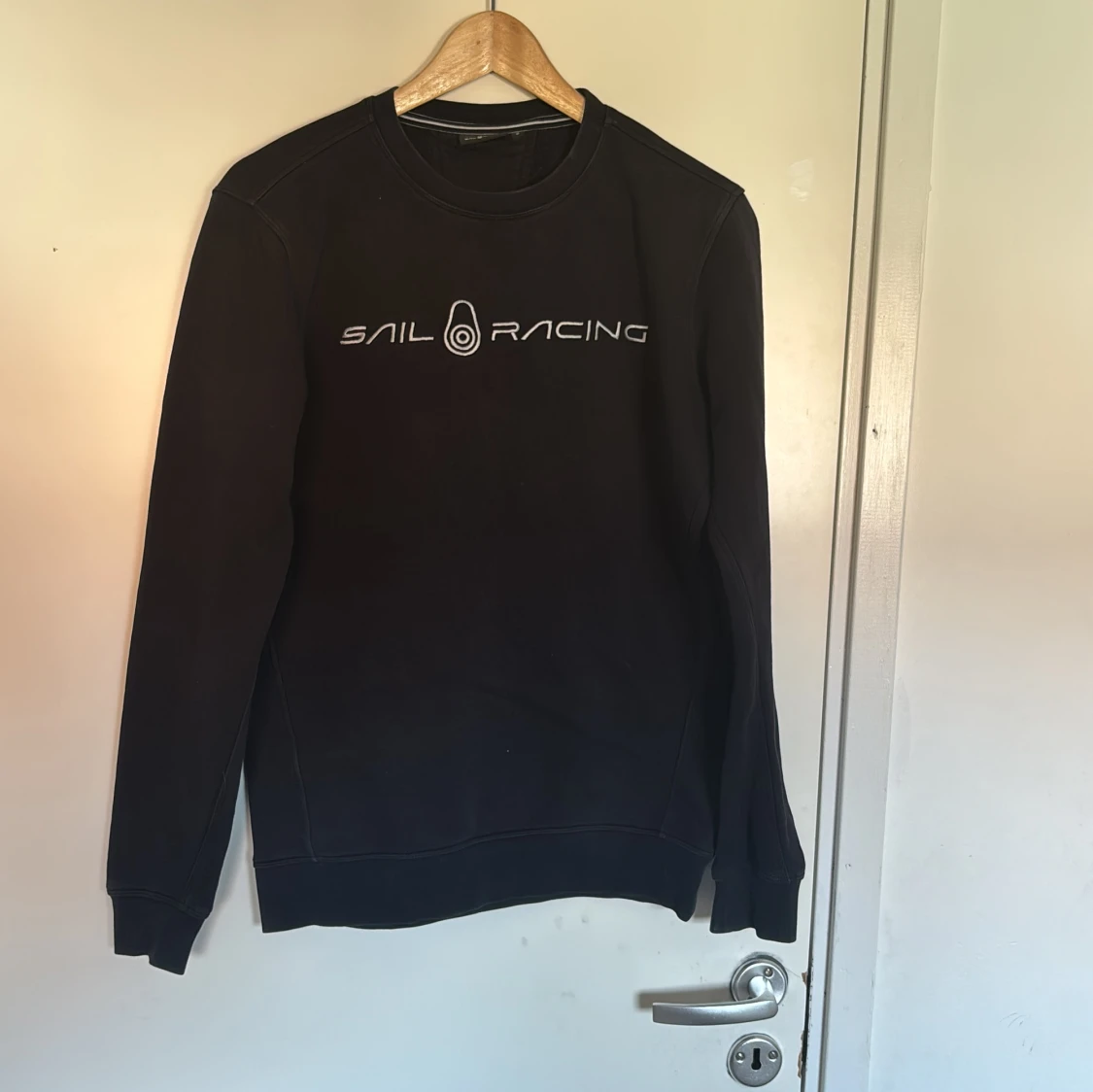 Svart Sail Racing sweatshirt/den ser röd ut och de är bara min kamera som är dålig !!!!
