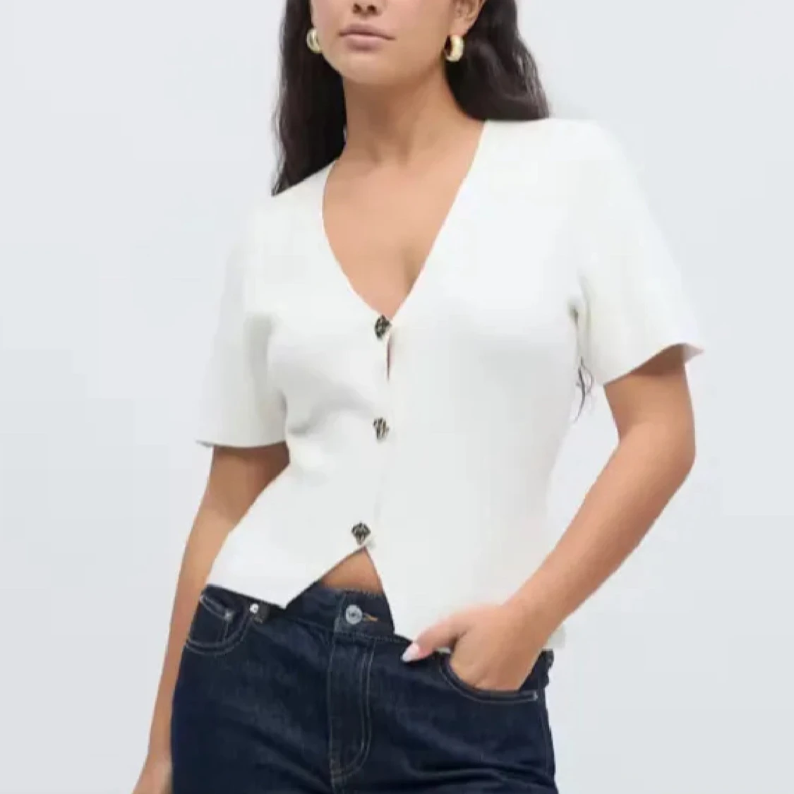 Vit v-ringad blus med knappar