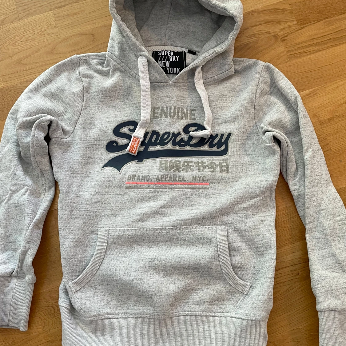 Grå hoodie från Superdry XS