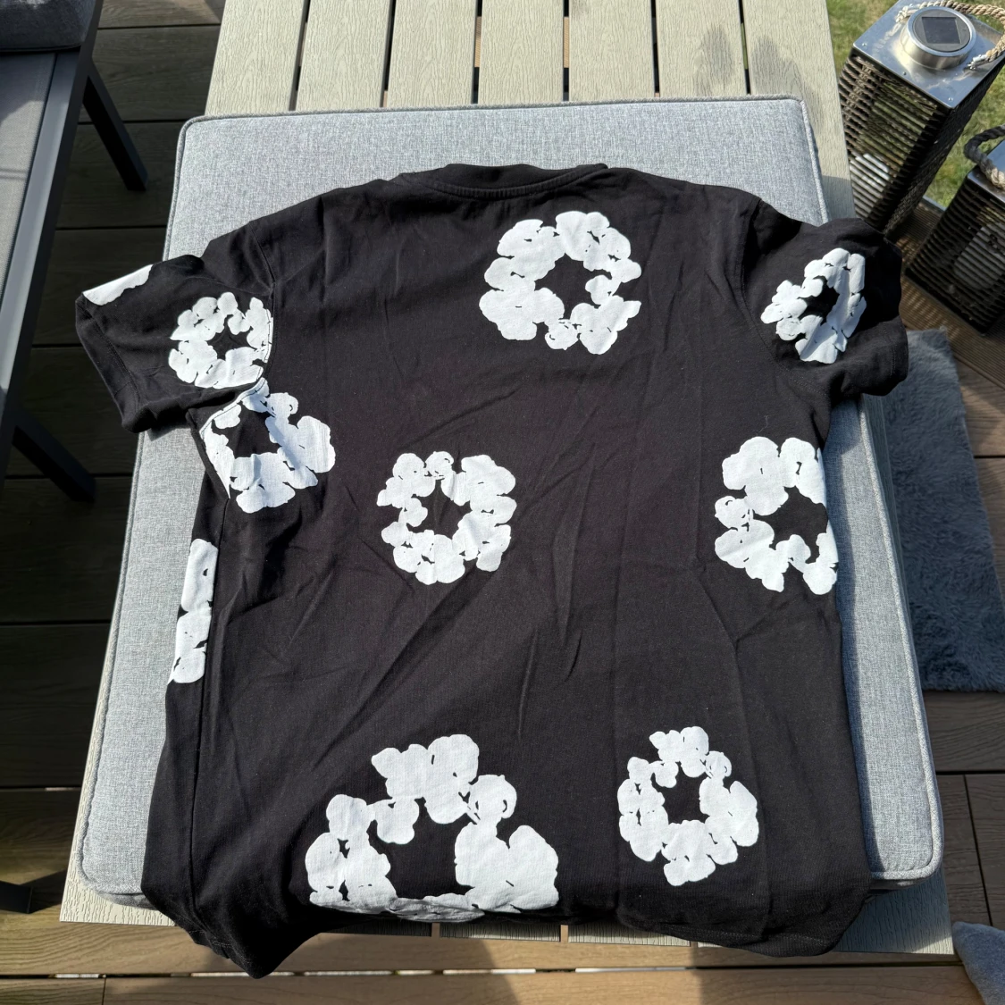 Svart Denim Tears t-shirt med blommor - 2