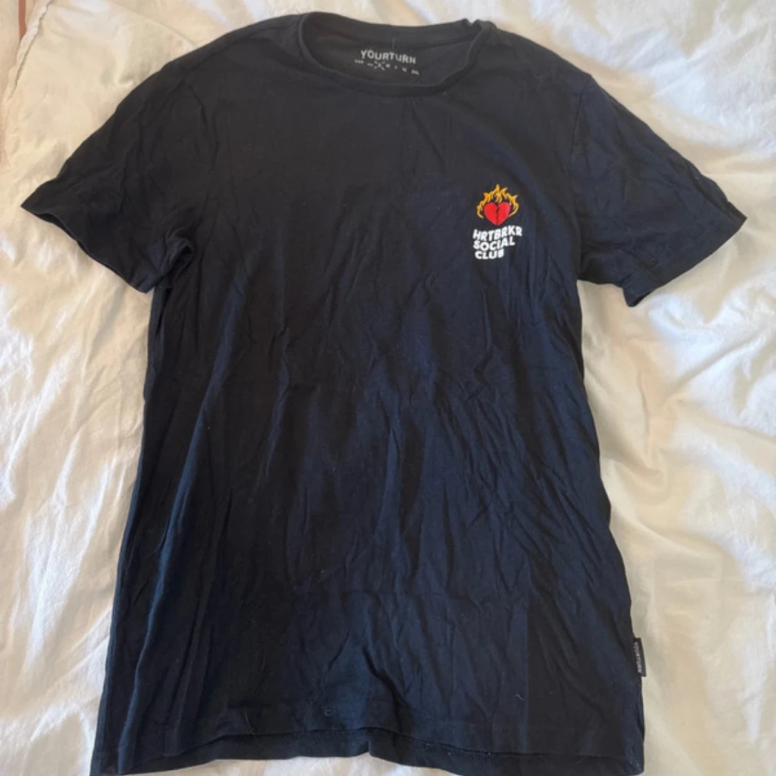 Svart HRTBRKR Social Club t-shirt