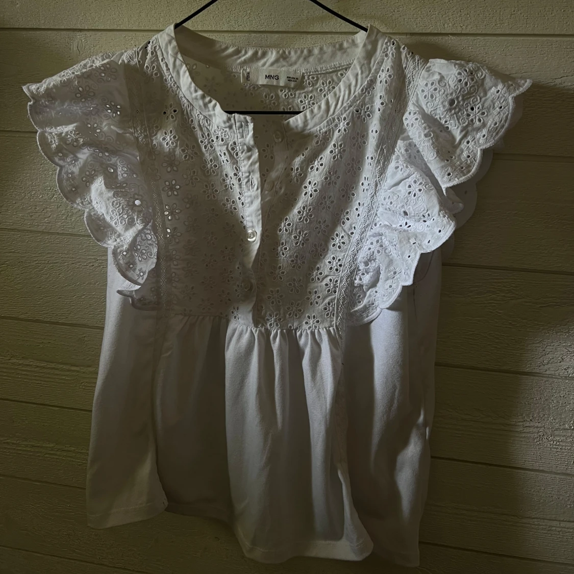 Vit blus med volangärmar från Mango - 1