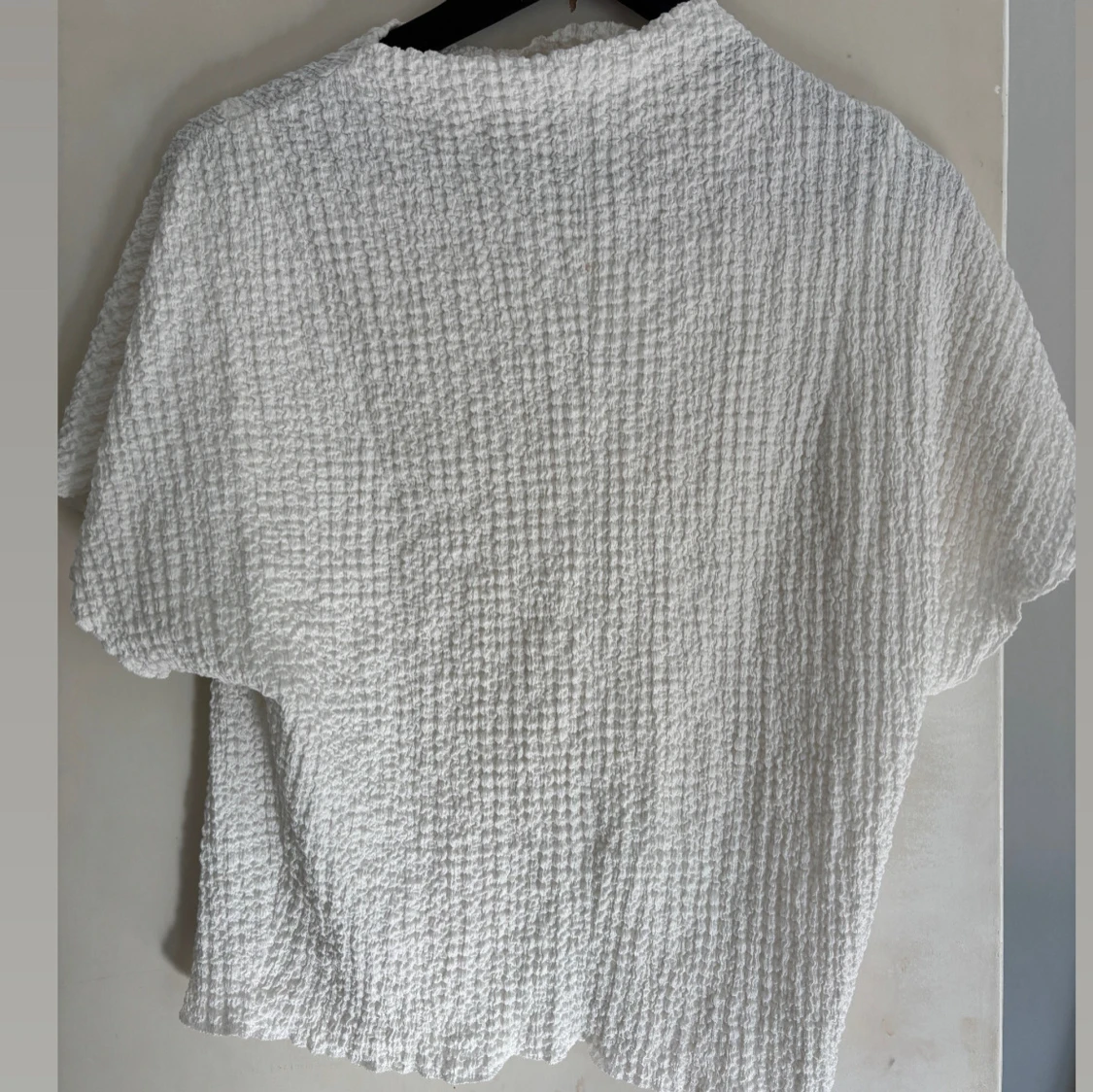 Vit kortärmad blus med struktur och figur sydd med höghals - 1