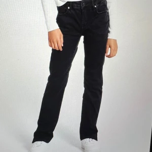 Svarta raka manchesterbyxor - Snygga svarta manchesterbyxor med rak passform och klassisk femficksdesign. Byxorna har hög midja och är perfekta för dig som gillar en stilren och tidlös look. Materialet är mjukt och ger en cool retrovibe till outfiten.