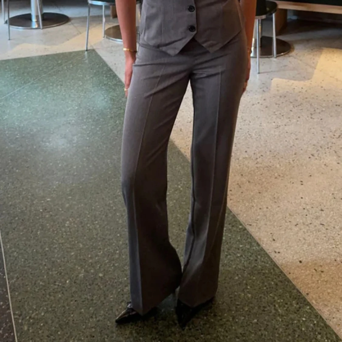 Grå bootcut kostymbyxor - 1