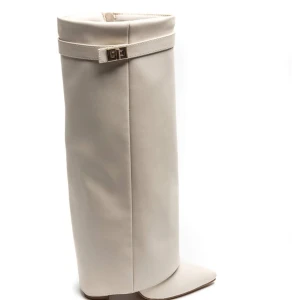 Folded boots - Aldrig använda! Tyvärr aldrig kommit till användning. Färgen är krämvit. Nypris 599kr❣️