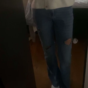 Bootcut jeans med hål - Säljer ett par bootcut jeans,midja 37 rakt över och passar perfekt på mig som är 170. hör av er för frågor!❤️