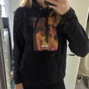 Hoodie med tryck  - Svart hoodie med tryck från thecoolelephant