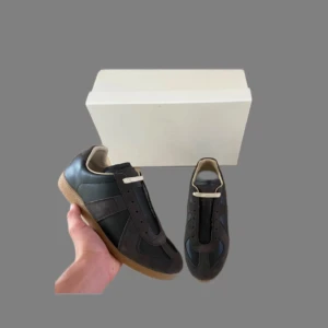 Maison Margiela köp ej - Säljer mina Maison margiela skor som endast är använda ett fåtal gånger. Skick 9/10. Skorna är i storlek 42. Box ingår. Skriv vid minsta fundering ✅Byten kan vara intressant 🤝Priset är ej hugget i sten. 