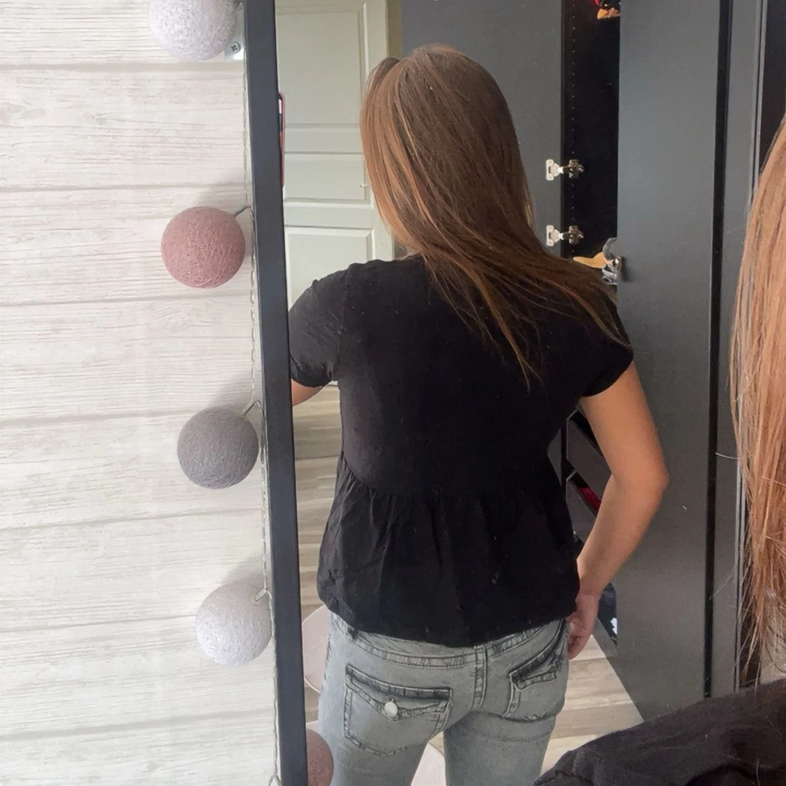 Svart Tshirt med volang  - 1