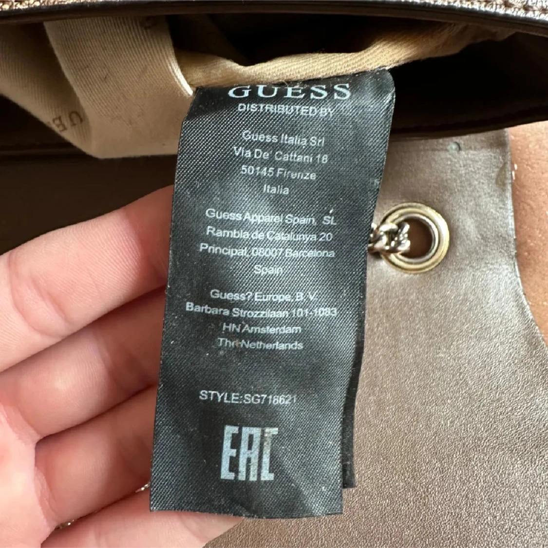 Beige axelväska från Guess med kedja - 4