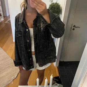 Svart oversized jeansjacka  - Säljer en svart, tvättad jeansjacka från Bik Bok som jag köpt i större storlek för att få en oversize look. Använd väldigt få gånger och har inga defekter 
