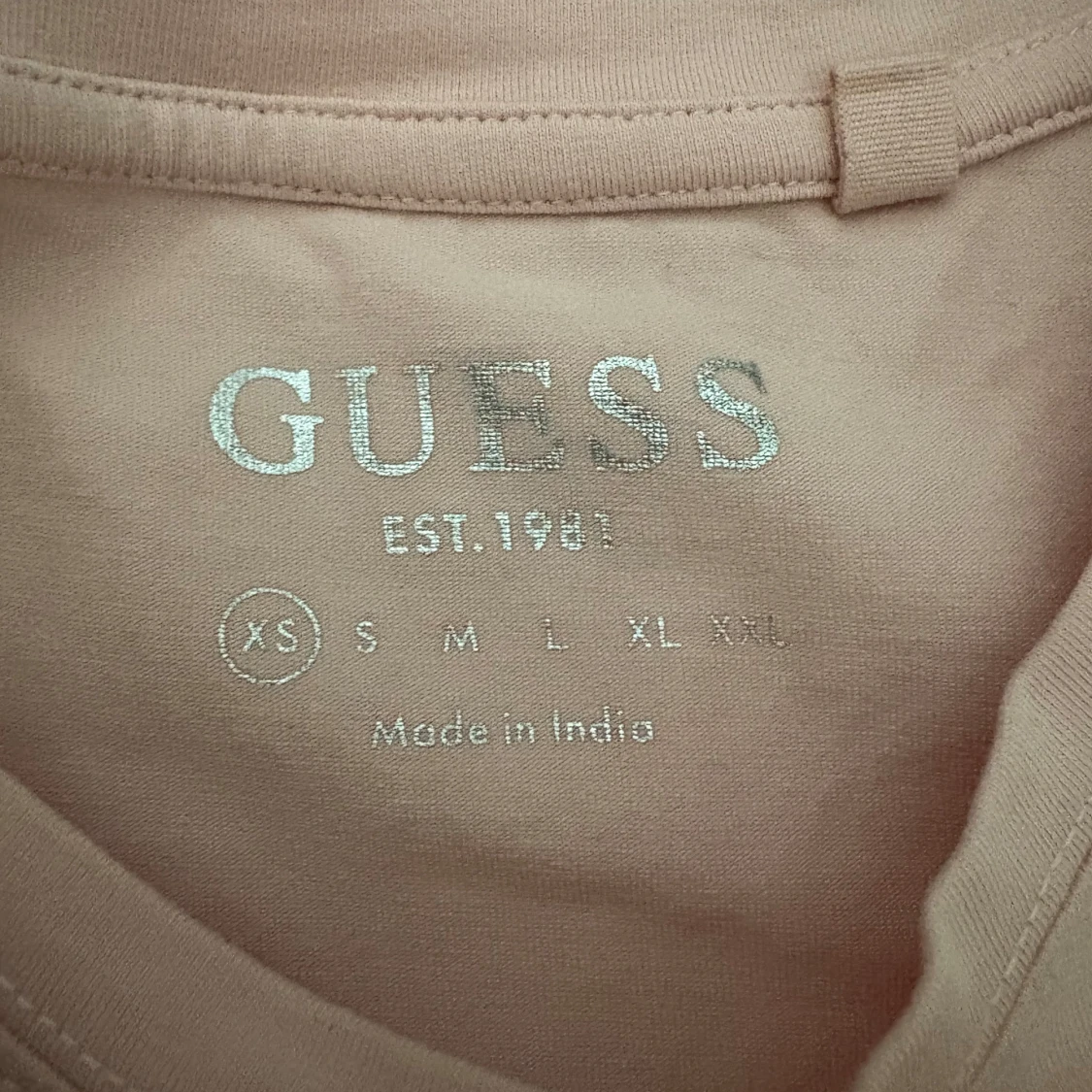 Guess ljusrosa t-shirt med strass - 3