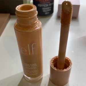 e.l.f. Halo Glow Liquid Filter Fair - Säljer e.l.f. Halo Glow Liquid Filter i nyansen Shade 1 fair. Har halva kvar men använder inte den längre. Den ger ett superfint glow!!